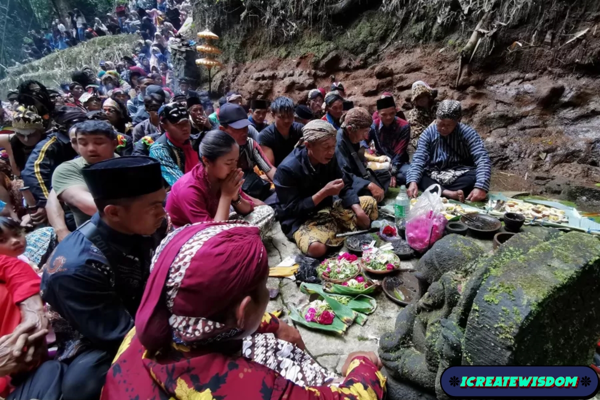 5 Makna Sungkem Tlompak: Tradisi Sakral di Kaki Gunung Merbabu